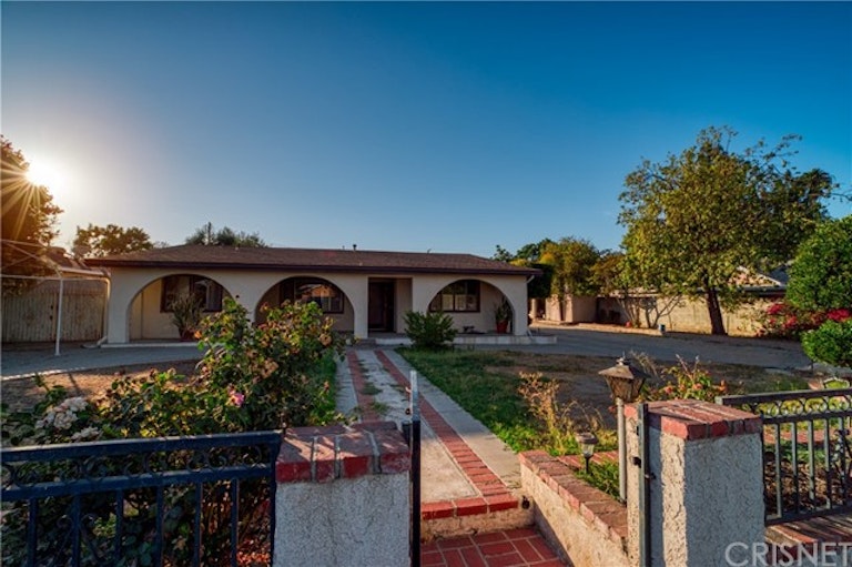 Photo 2 of 25 - 15059 Oro Grande St, Sylmar, CA 91342