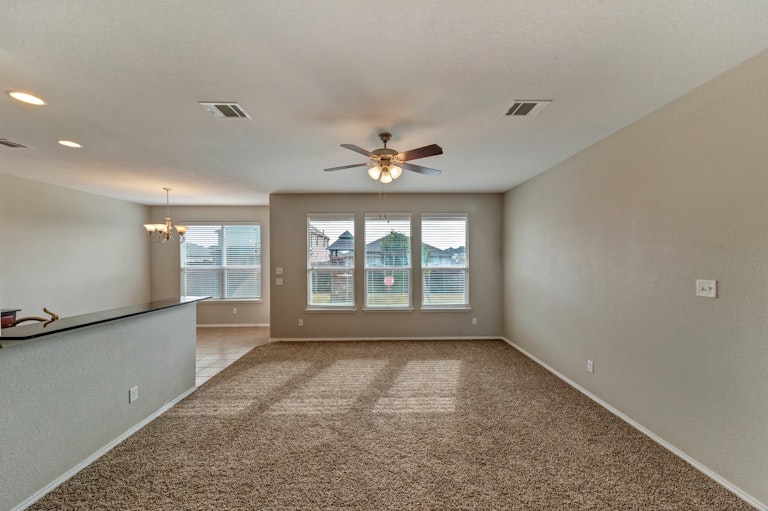 Photo 13 of 32 - 400 Stone Crossing Ln, Fort Worth, TX 76140