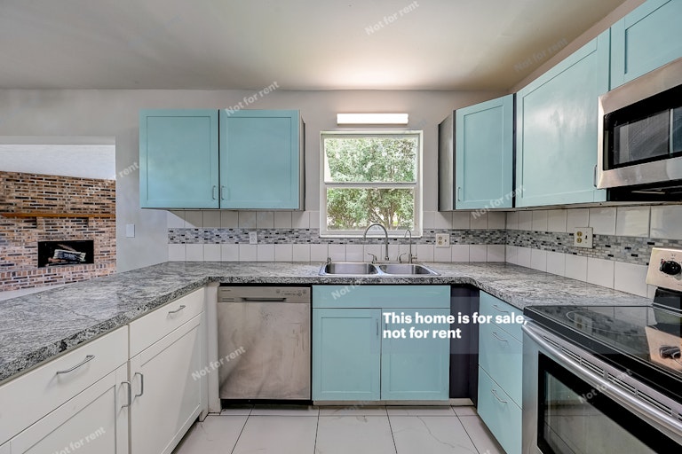Photo 24 of 38 - 3539 Cesery Blvd, Jacksonville, FL 32277