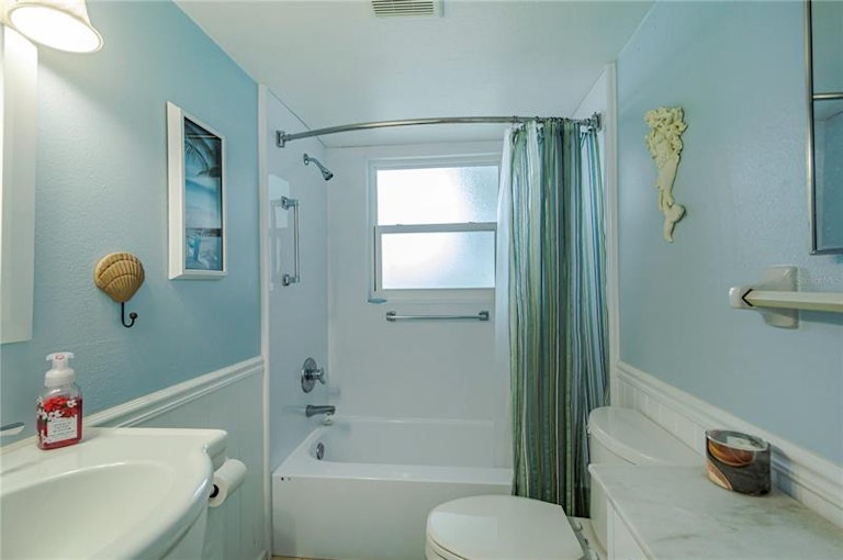 Photo 28 of 35 - 817 Harbor Dr S, Venice, FL 34285