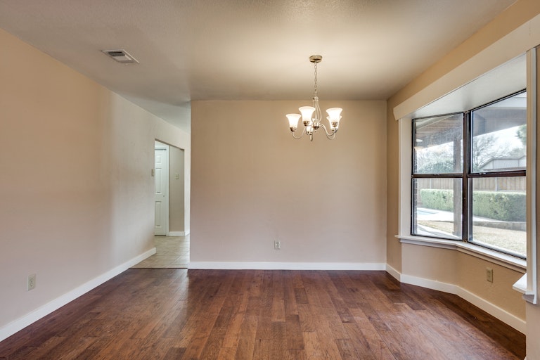 Photo 13 of 27 - 734 Red Wing Dr, Lewisville, TX 75067