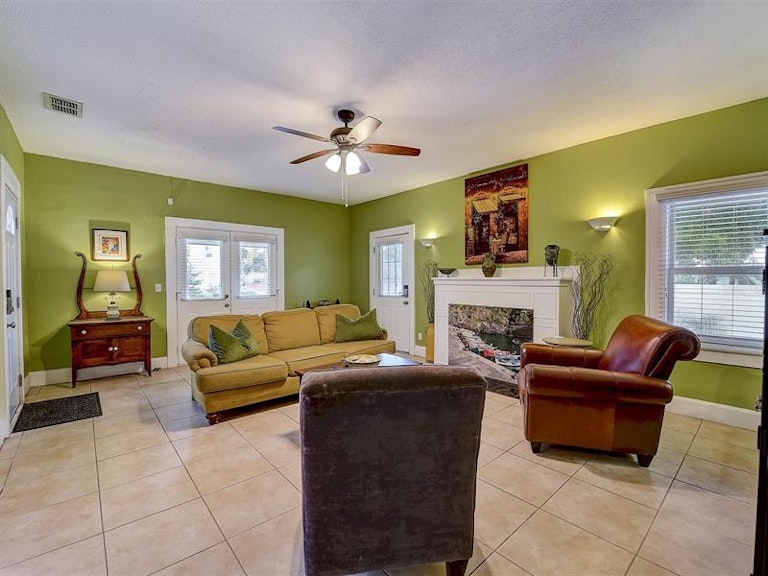 Photo 9 of 42 - 2010 Burlington Ave N, Saint Petersburg, FL 33713