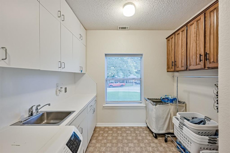 Photo 16 of 40 - 5607 Oak Branch Dr, Arlington, TX 76016