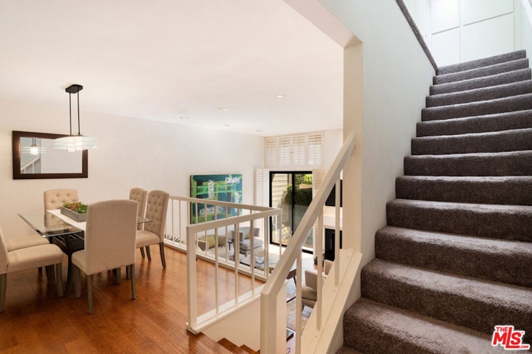 Photo 17 of 41 - 13965 Riverside Dr, Sherman Oaks, CA 91423