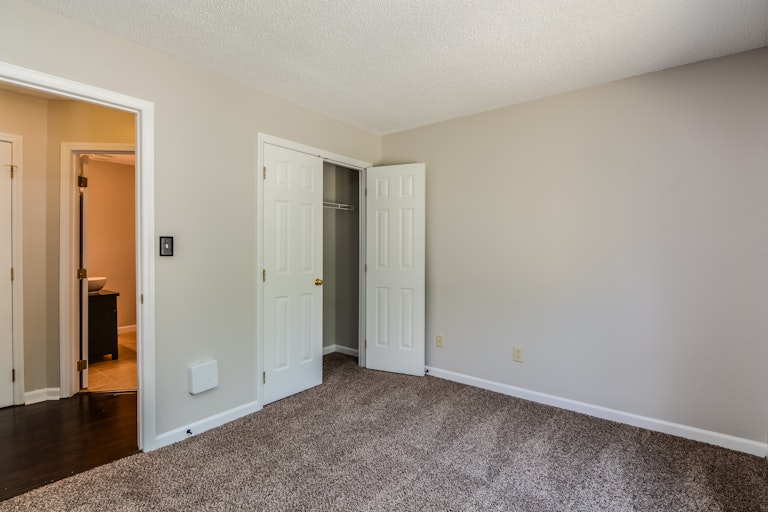 Photo 11 of 13 - 9 Hearthwood Cir, Durham, NC 27713