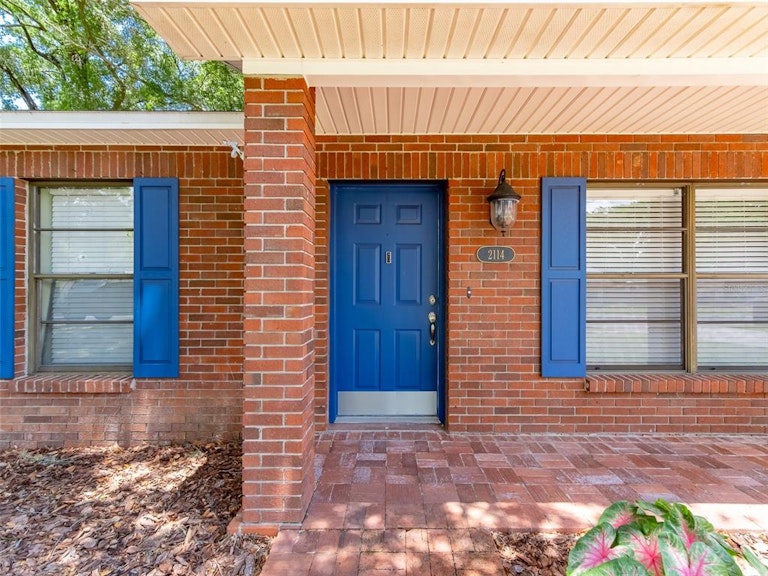 Photo 4 of 32 - 2114 Arch McDonald Dr, Dover, FL 33527