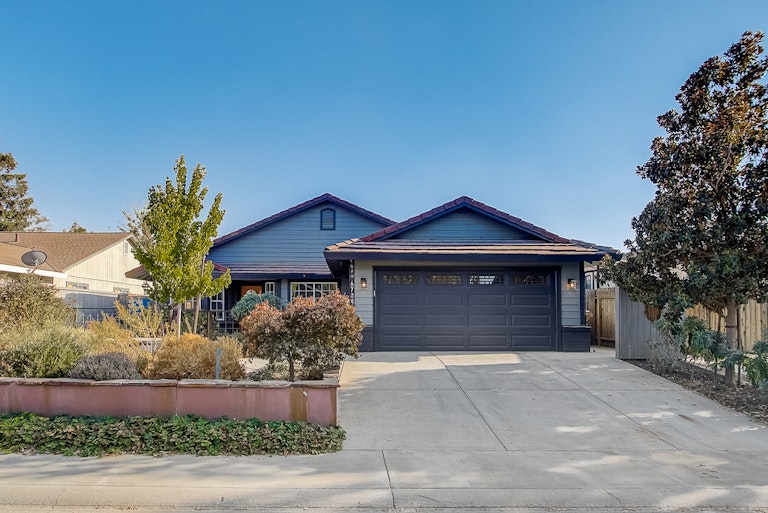 Photo 1 of 32 - 6724 Folkstone Way, Elk Grove, CA 95758