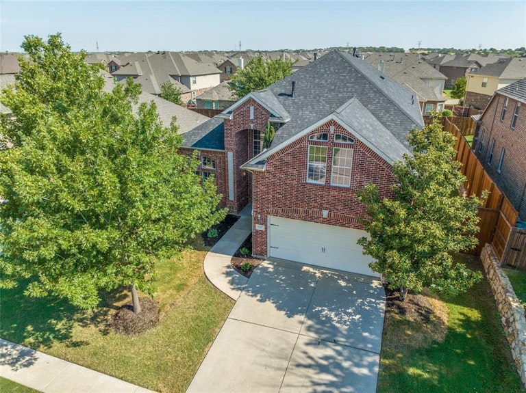 Photo 3 of 40 - 1317 Spanish Needle Trl, Fort Worth, TX 76177