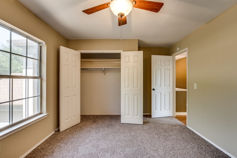 Photo 26 of 33 - 3436 Glade Creek Dr, Hurst, TX 76054