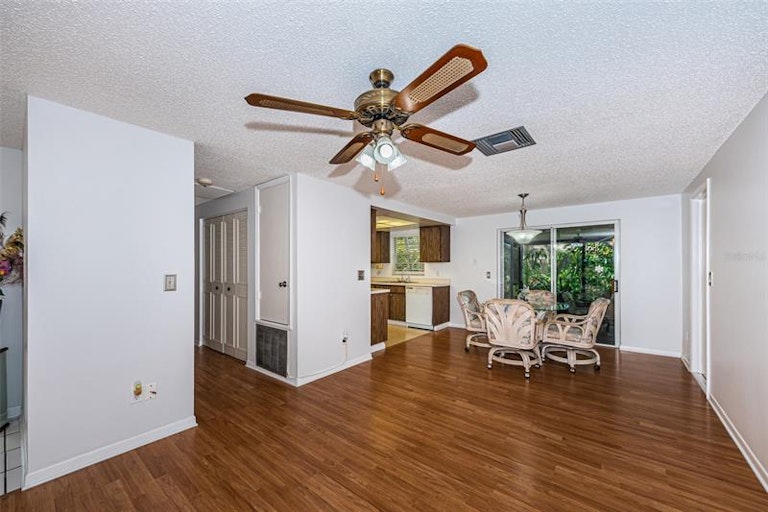 Photo 11 of 41 - 1012 Peninsula Rd, Tarpon Springs, FL 34689