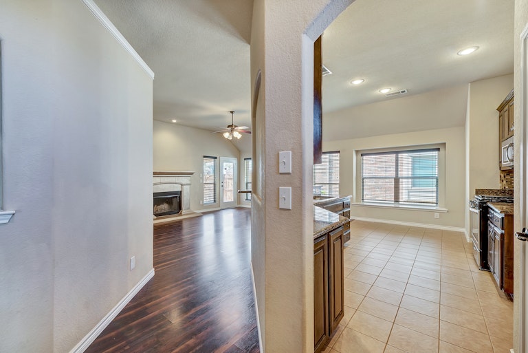 Photo 8 of 25 - 5532 Chinkapin Ln, Fort Worth, TX 76244