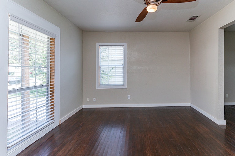 Photo 5 of 19 - 1210 S Gilpin Ave, Dallas, TX 75211