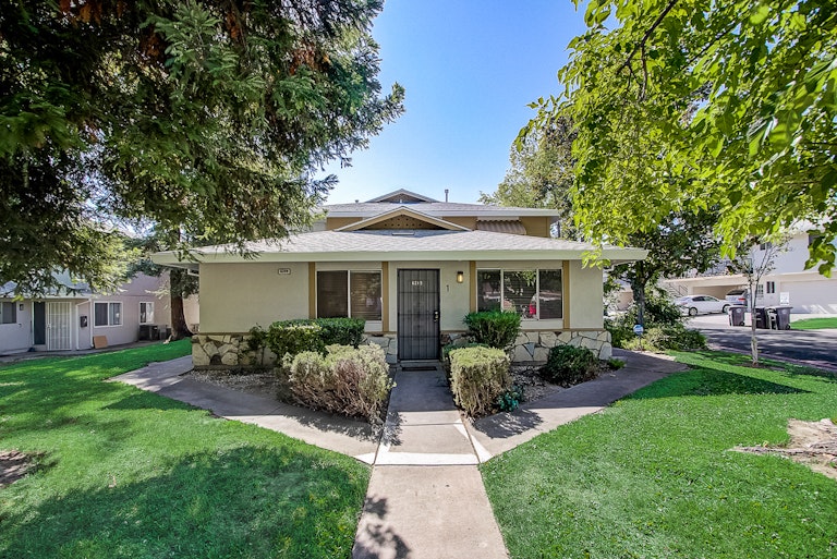 Photo 10 of 27 - 6209 Longford Dr #1, Citrus Heights, CA 95621