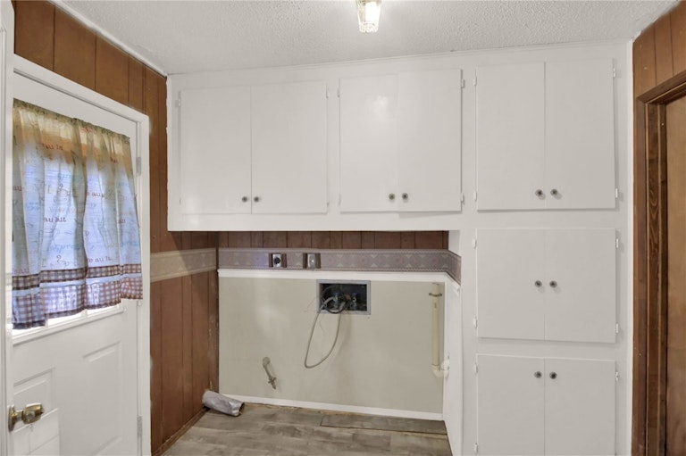 Photo 12 of 36 - 1107 Rebbeca Dr, Austin, TX 78758