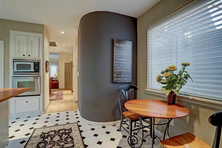 Photo 8 of 32 - 6308 Taggart St Unit B, Houston, TX 77007
