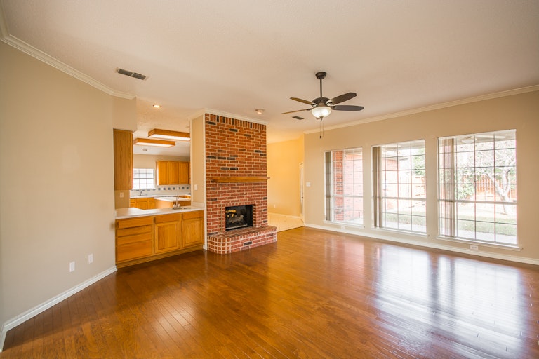 Photo 11 of 30 - 2906 Spartacus Dr, Grand Prairie, TX 75052
