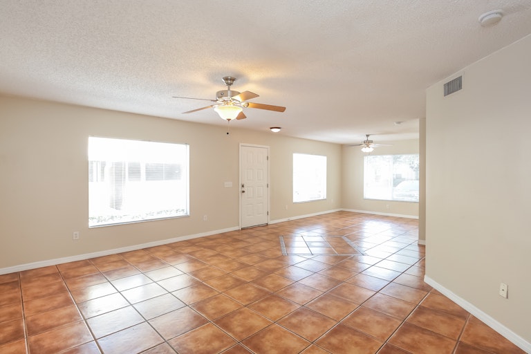 Photo 7 of 25 - 12917 Jessup Watch Pl, Riverview, FL 33579