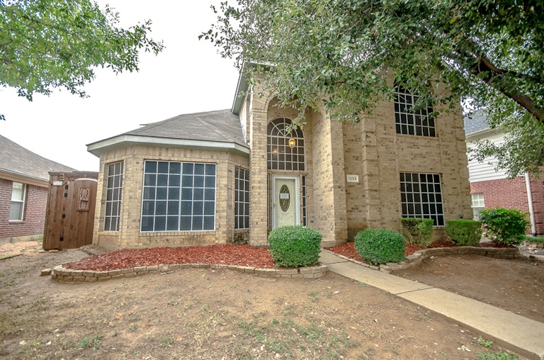 Photo 3 of 30 - 1209 Michael Ave, Lewisville, TX 75077