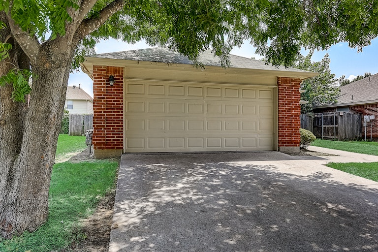 Photo 11 of 37 - 9032 Elbe Trl, Fort Worth, TX 76118