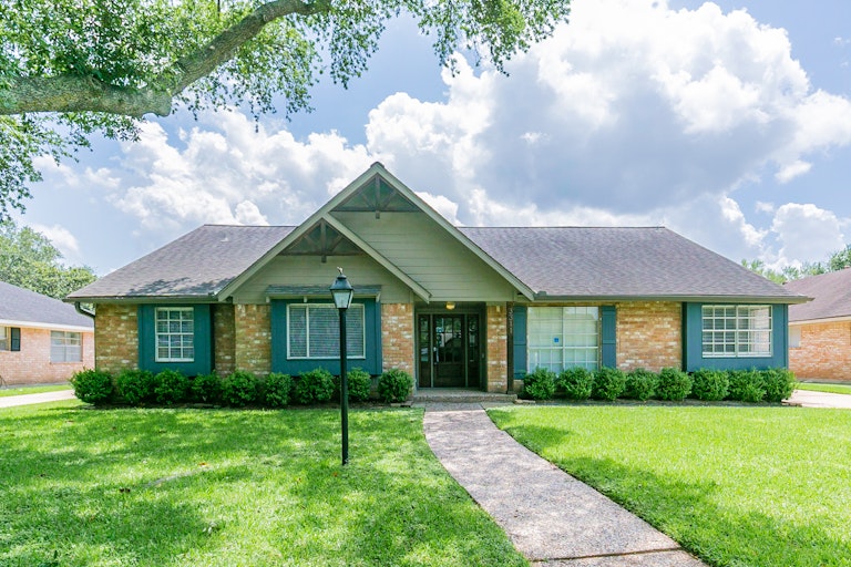 Photo 1 of 30 - 3311 Glenn Lakes Ln, Missouri City, TX 77459