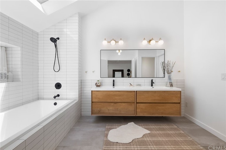 Photo 12 of 40 - 2070 Meadow View Ln, Costa Mesa, CA 92627