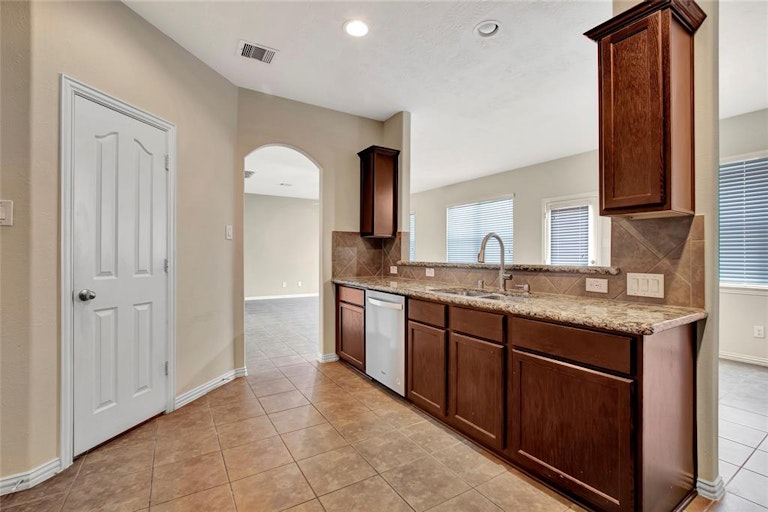 Photo 11 of 28 - 8302 Quest Ct, Rosharon, TX 77583