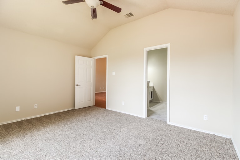 Photo 15 of 25 - 1902 Holly Springs Dr, Taylor, TX 76574