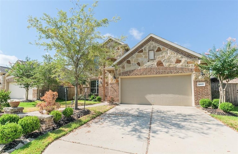 Photo 3 of 48 - 16627 Highland Country Dr, Cypress, TX 77433