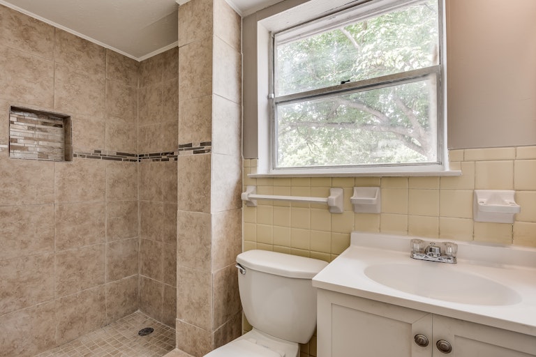 Photo 13 of 25 - 2920 Harlan Dr, Mesquite, TX 75150