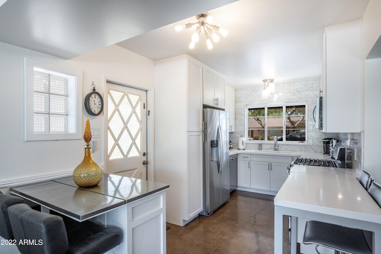 Photo 2 of 38 - 2452 E Highland Ave, Phoenix, AZ 85016