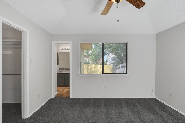 Photo 18 of 25 - 401 Angelina Dr, Arlington, TX 76018