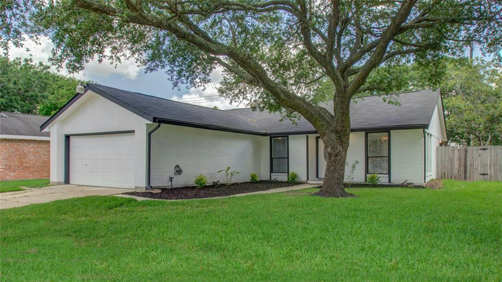 Photo 1 of 18 - 3101 Pilgrims Point Ln, Pearland, TX 77581