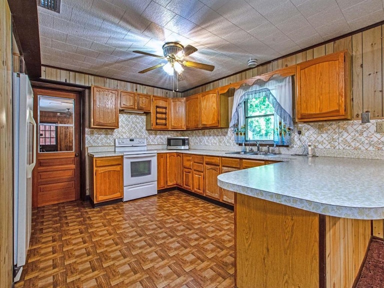 Photo 15 of 48 - 7851 Sadler Rd, Mount Dora, FL 32757