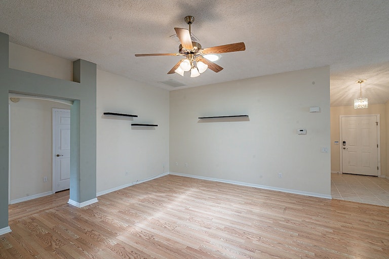 Photo 16 of 31 - 1044 Soledad Way, Lady Lake, FL 32159