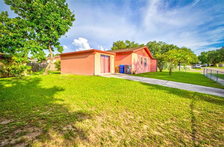 Photo 10 of 37 - 2202 Whitney Pl, Valrico, FL 33594