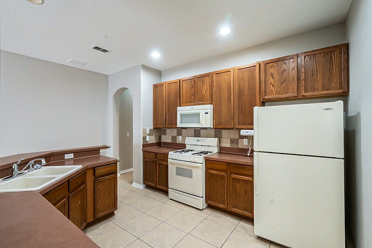 Photo 6 of 33 - 1621 Anna Catherine Dr, Orlando, FL 32828
