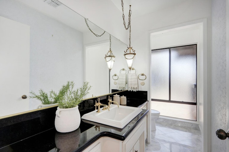 Photo 41 of 70 - 4040 Crondall Dr, Sacramento, CA 95864