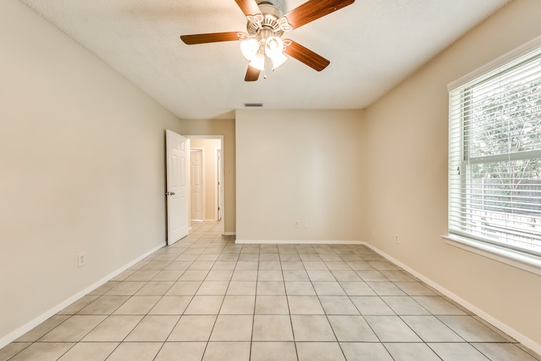 Photo 11 of 28 - 925 Old Mill Cir, Irving, TX 75061