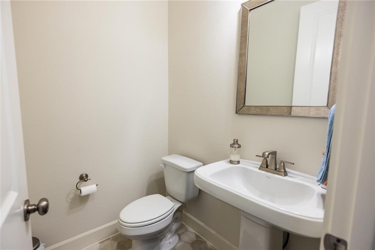 Photo 16 of 30 - 1503 English Blue Ln, Arlington, TX 76005