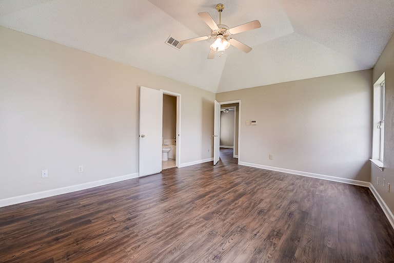 Photo 14 of 37 - 9032 Elbe Trl, Fort Worth, TX 76118