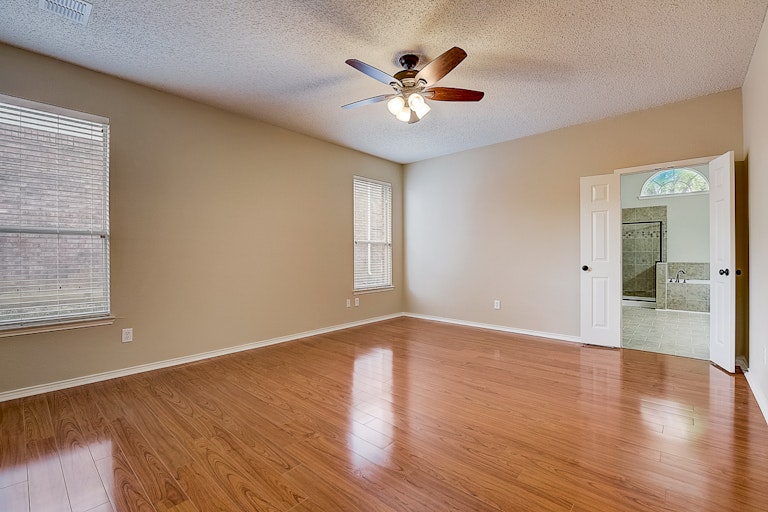 Photo 20 of 37 - 4009 Pear Ridge Dr, The Colony, TX 75056