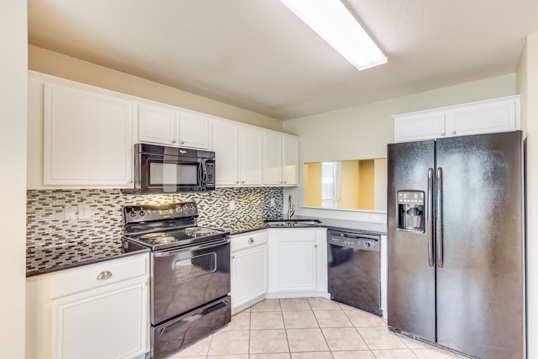 Photo 10 of 28 - 5717 Magnum Dr, Arlington, TX 76018