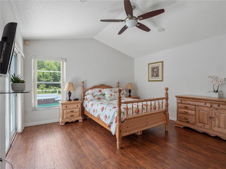 Photo 18 of 40 - 1026 Lake Davenport Blvd, Davenport, FL 33897