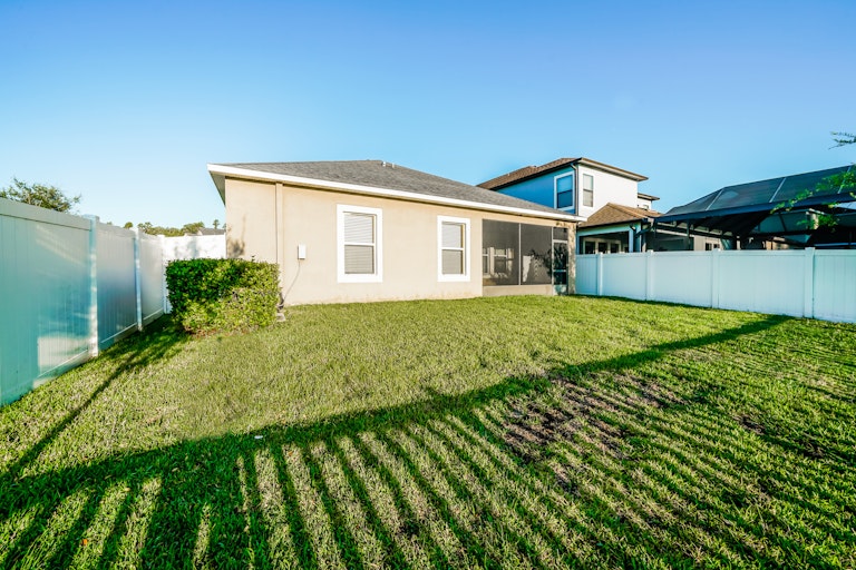 Photo 16 of 42 - 19303 Prairie Tree Pl, Tampa, FL 33647