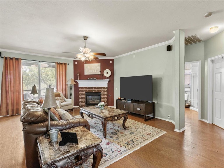 Photo 8 of 38 - 4133 Walnut Creek Ct, Fort Worth, TX 76137