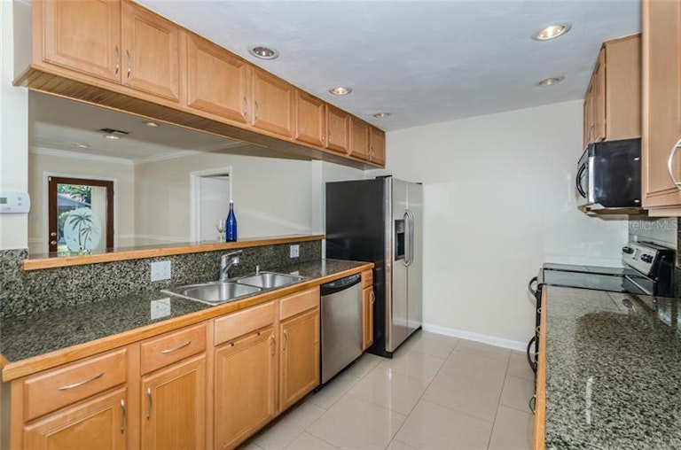 Photo 8 of 25 - 2016 Cove Dr, Largo, FL 33774