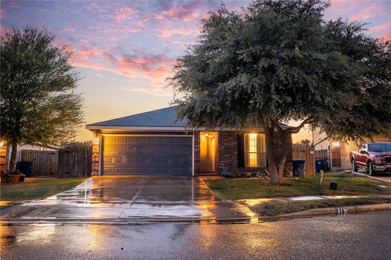 Photo 4 of 40 - 376 Solitaire Path, New Braunfels, TX 78130