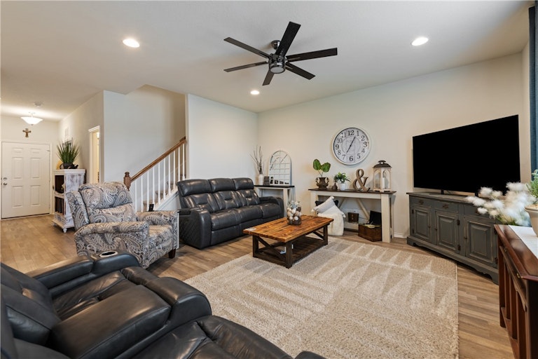 Photo 9 of 37 - 1517 Cliffbrake Way, Georgetown, TX 78626