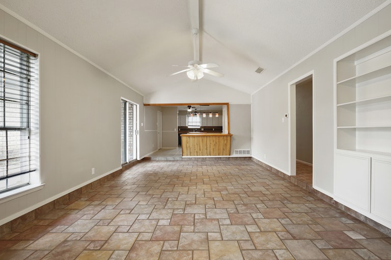 Photo 13 of 26 - 1600 Lexington Pl, Bedford, TX 76022