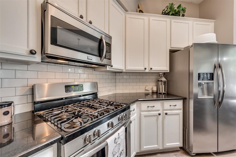 Photo 9 of 27 - 5910 Creek Crossing Ln, Sachse, TX 75048
